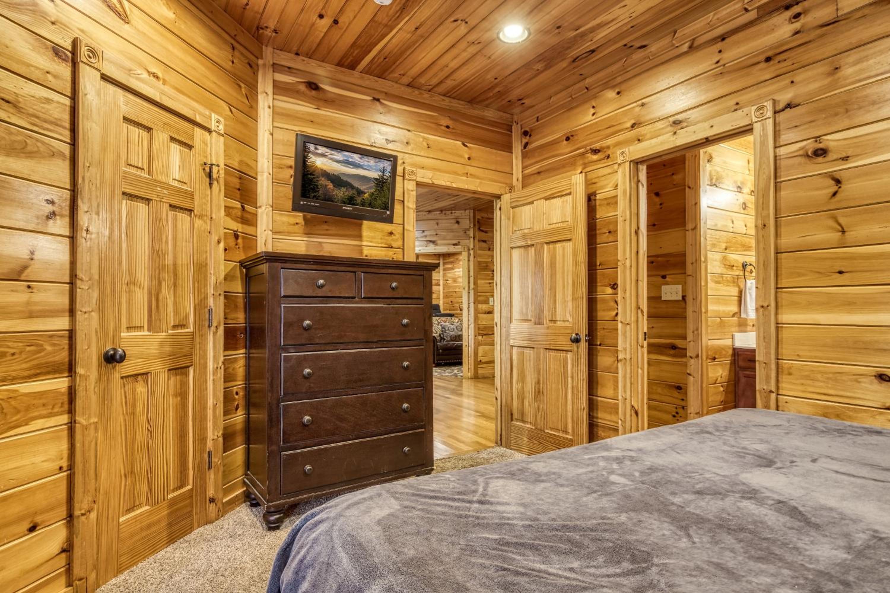 Gatlinburg Heights, Hot Tub, Game Room, Theater Room, FREE Attraction tickets !!!