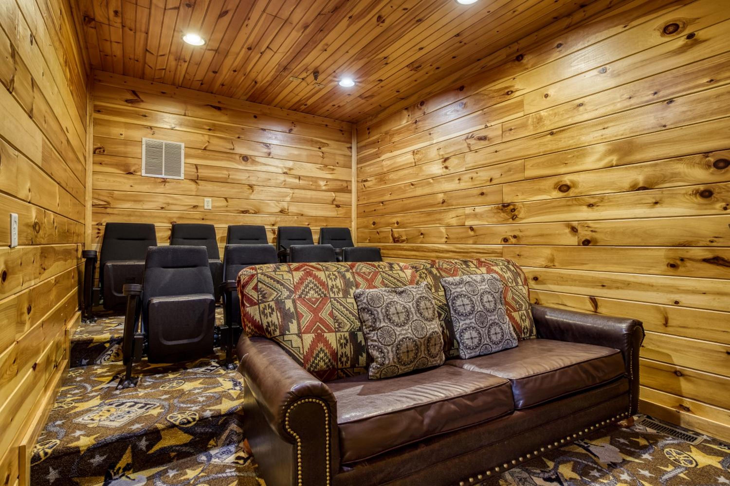 Gatlinburg Heights, Hot Tub, Game Room, Theater Room, FREE Attraction tickets !!!