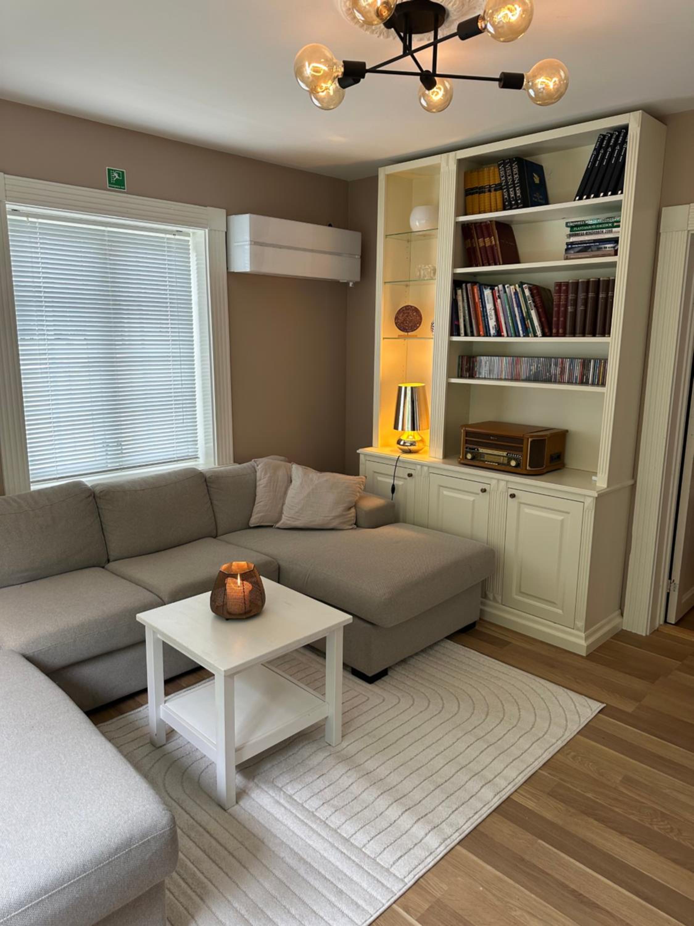 Fin leilighet, sentralt og sjønært,med parkering view 5