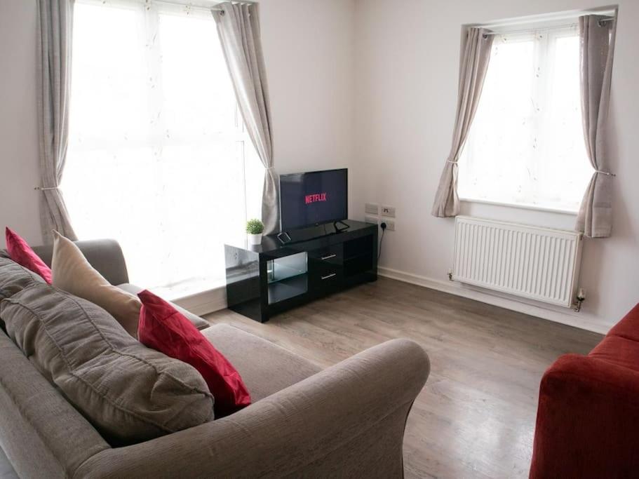 Flat in Ebbsfleet - Free Parking - WiFi view 3
