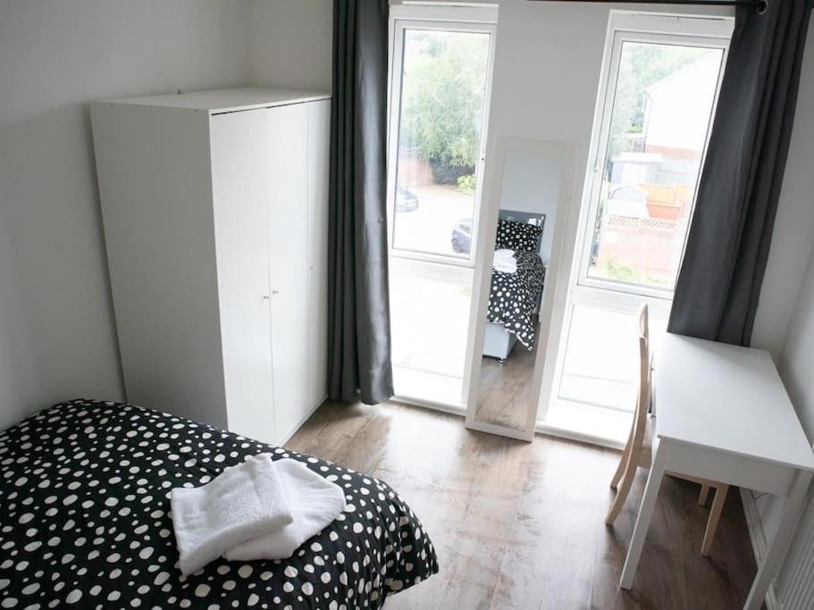 Flat in Ebbsfleet - Free Parking - WiFi view 4