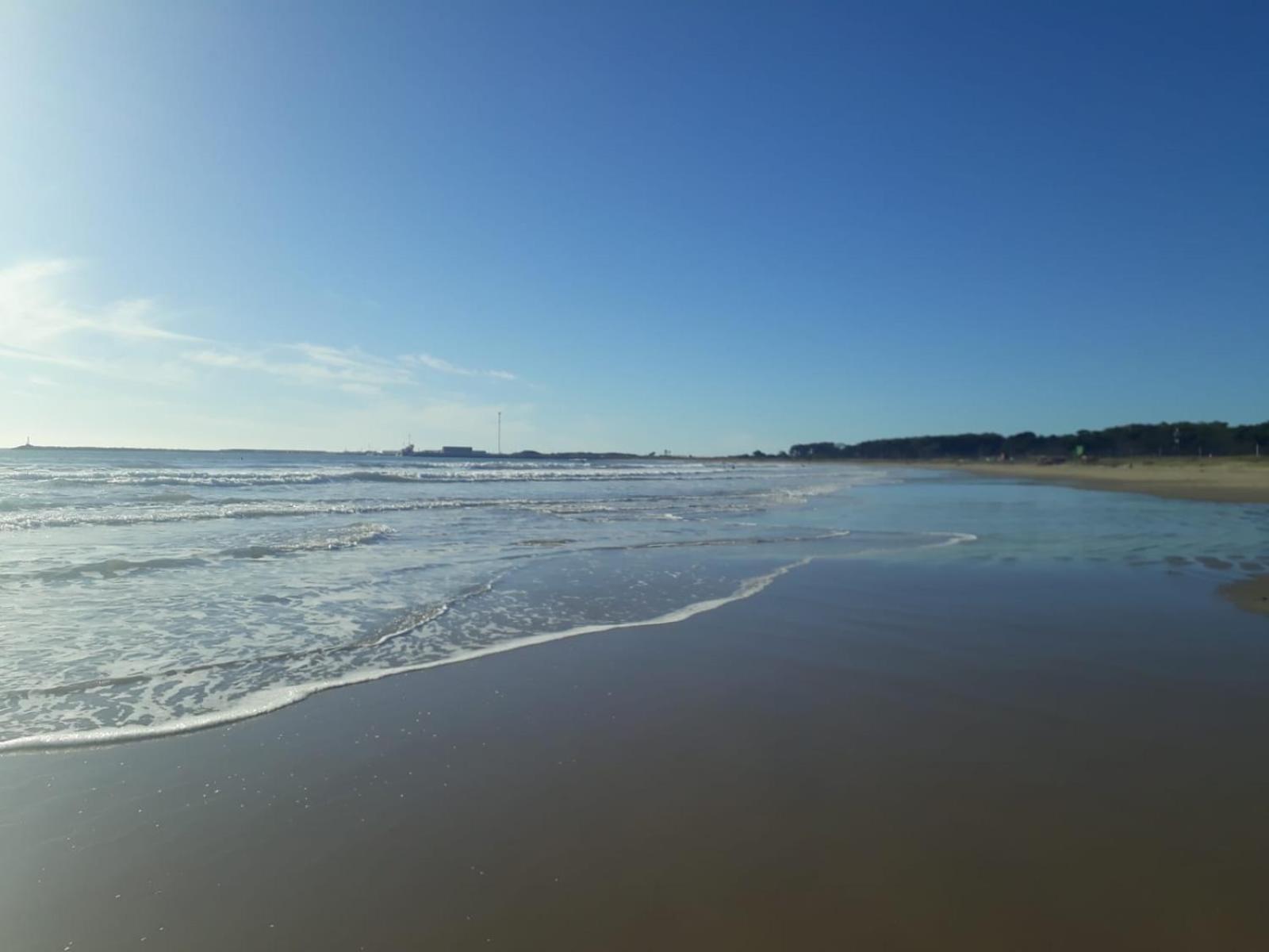 Casa a 3 cuadras del mar, amplio parrillero techado y cochera