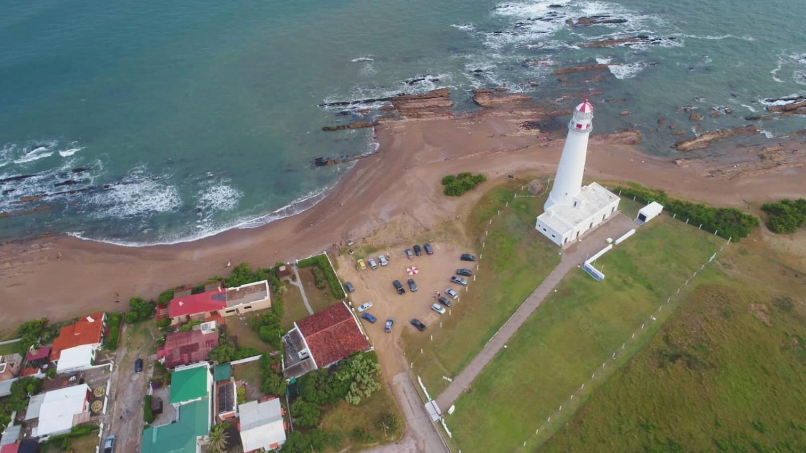Casa a 3 cuadras del mar, amplio parrillero techado y cochera
