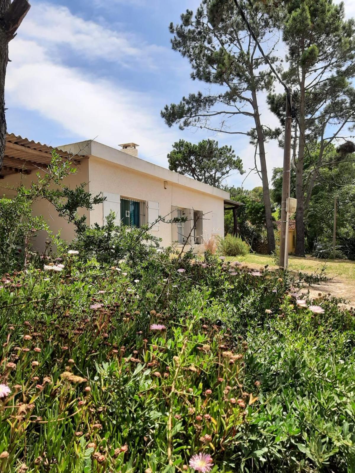 Casa a 3 cuadras del mar, amplio parrillero techado y cochera