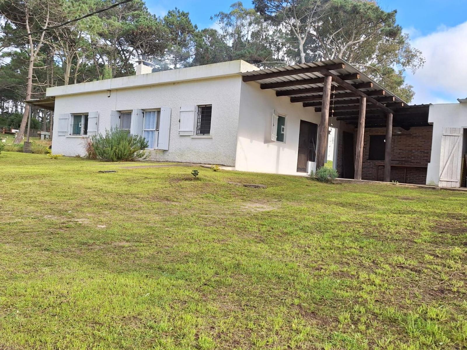 Casa a 3 cuadras del mar, amplio parrillero techado y cochera