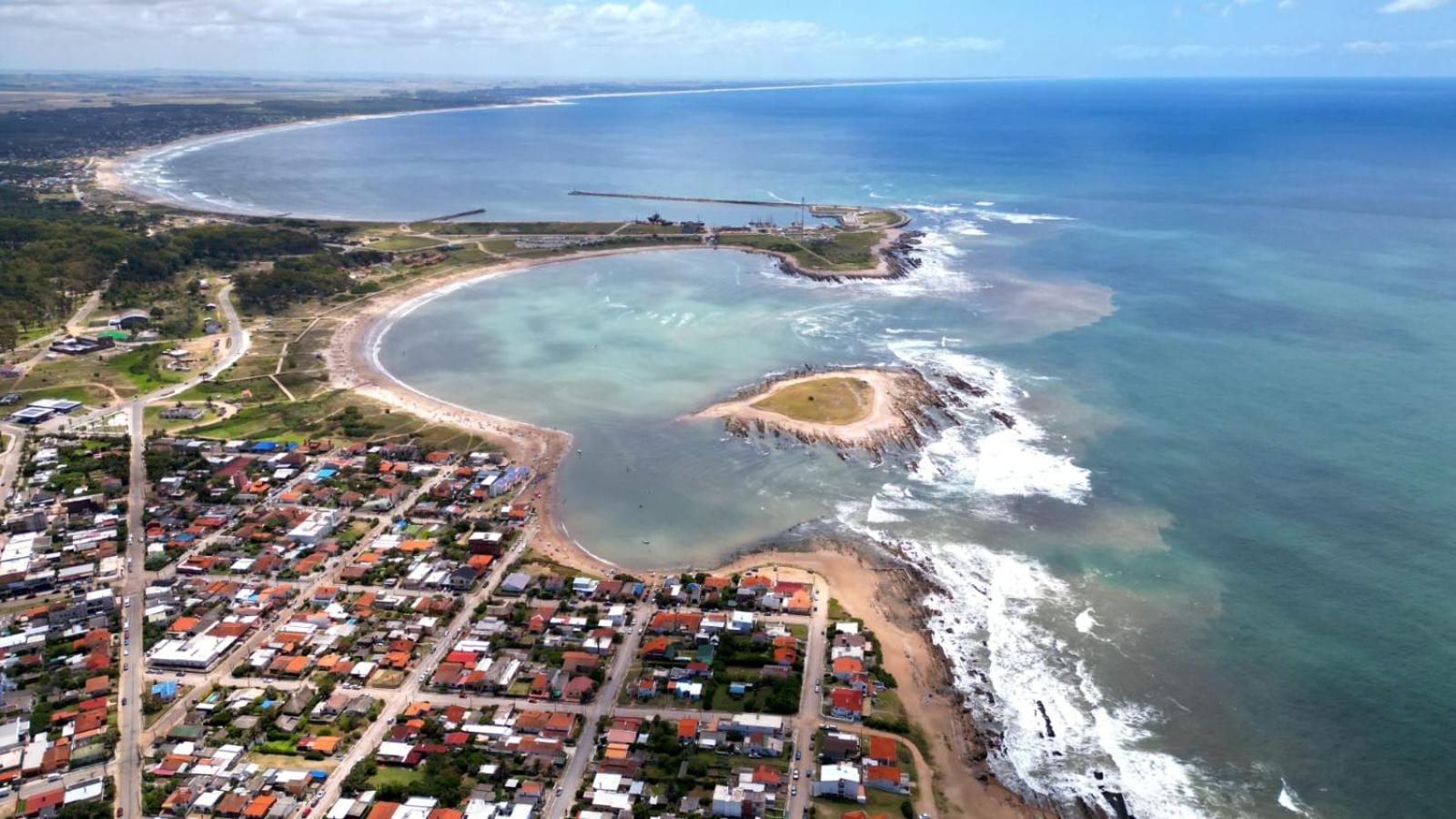 Casa a 3 cuadras del mar, amplio parrillero techado y cochera