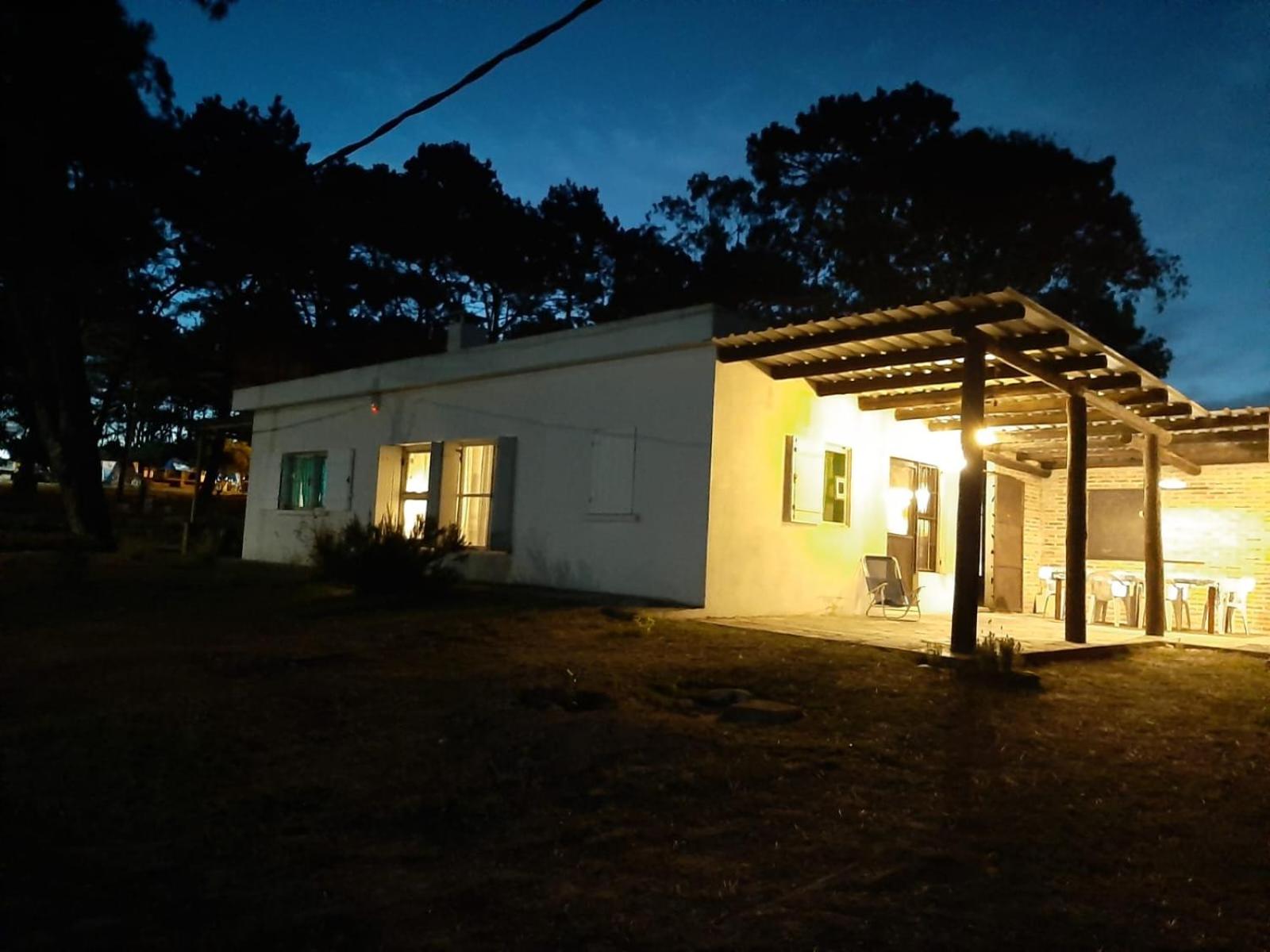Casa a 3 cuadras del mar, amplio parrillero techado y cochera