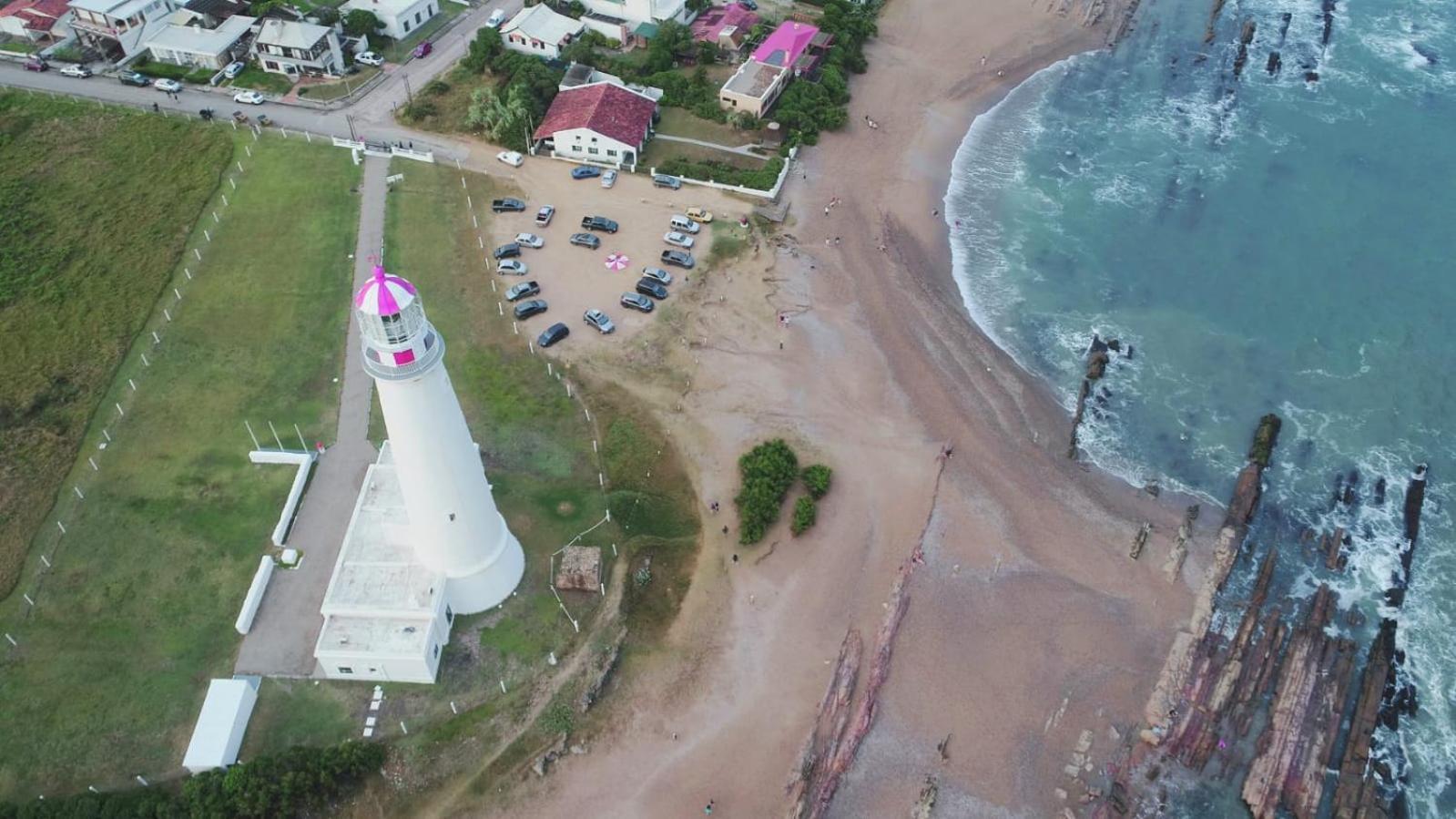 Casa a 3 cuadras del mar, amplio parrillero techado y cochera