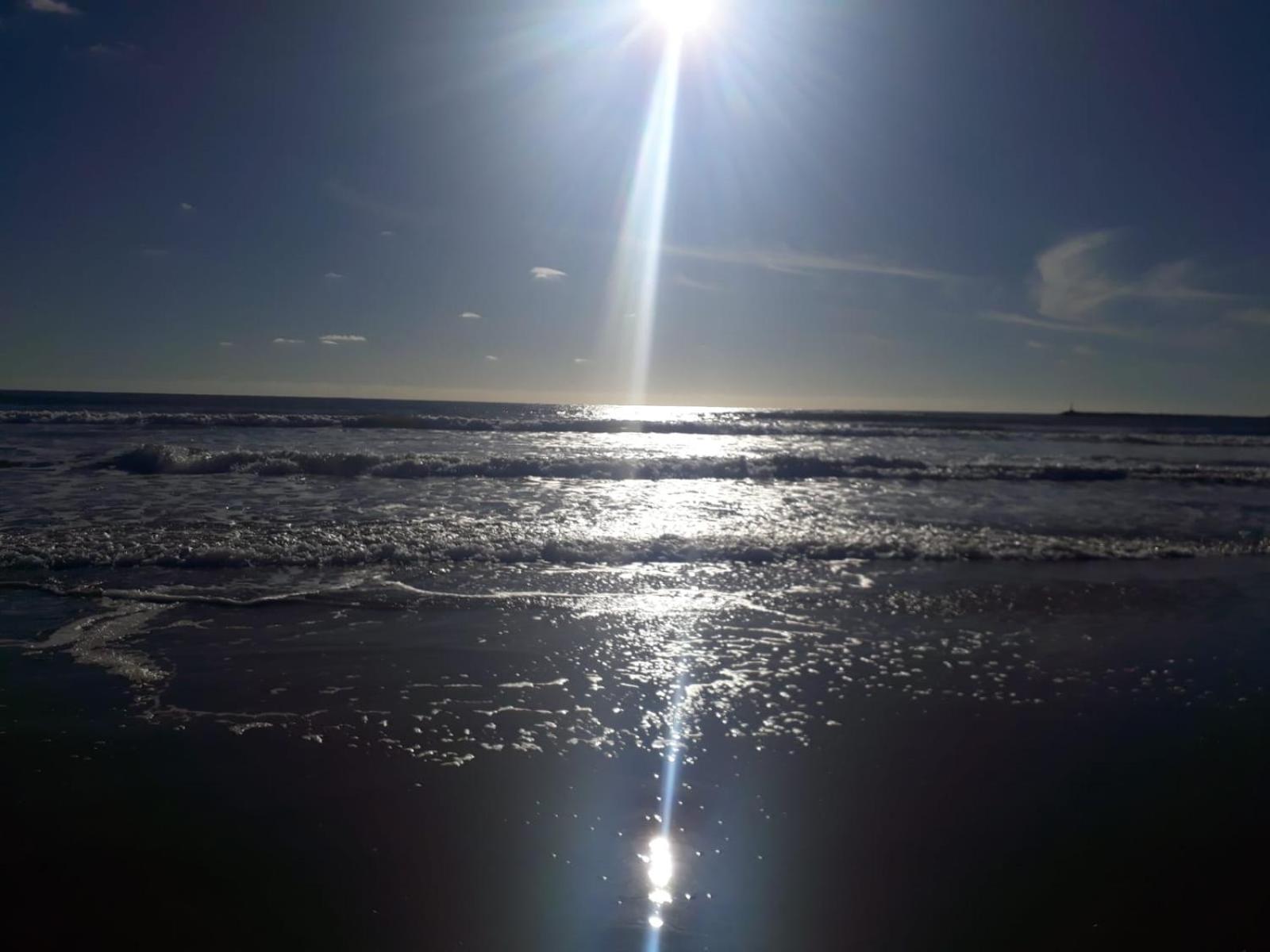 Casa a 3 cuadras del mar, amplio parrillero techado y cochera