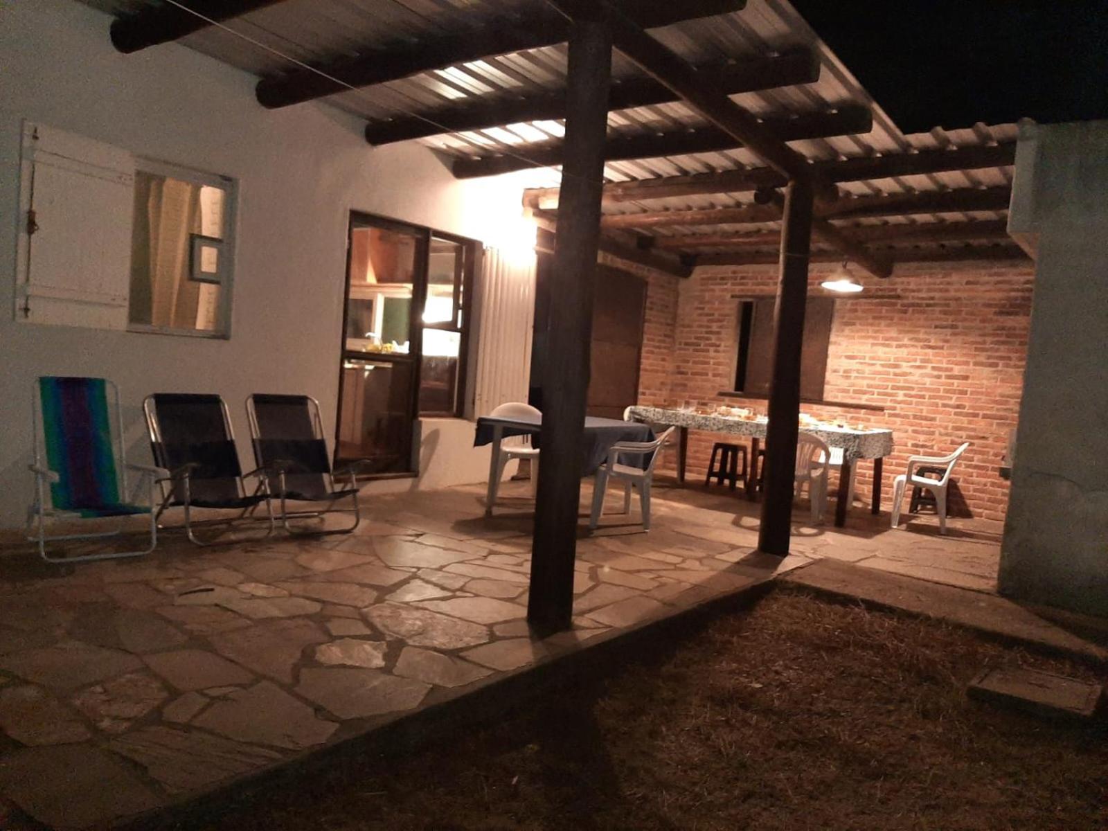 Casa a 3 cuadras del mar, amplio parrillero techado y cochera