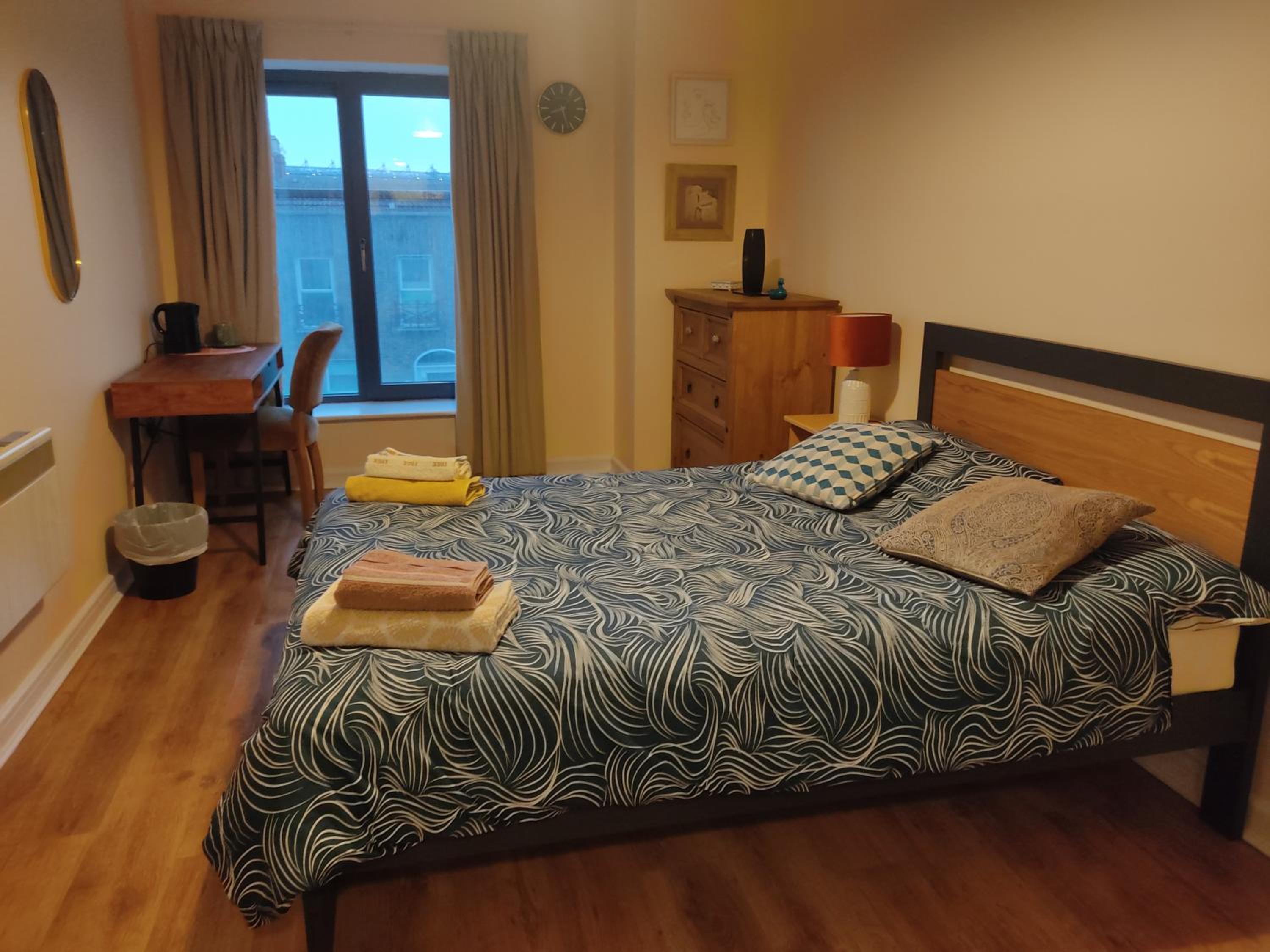 Swallows Nest - spacious bright double bedroom with ensuite bathroom