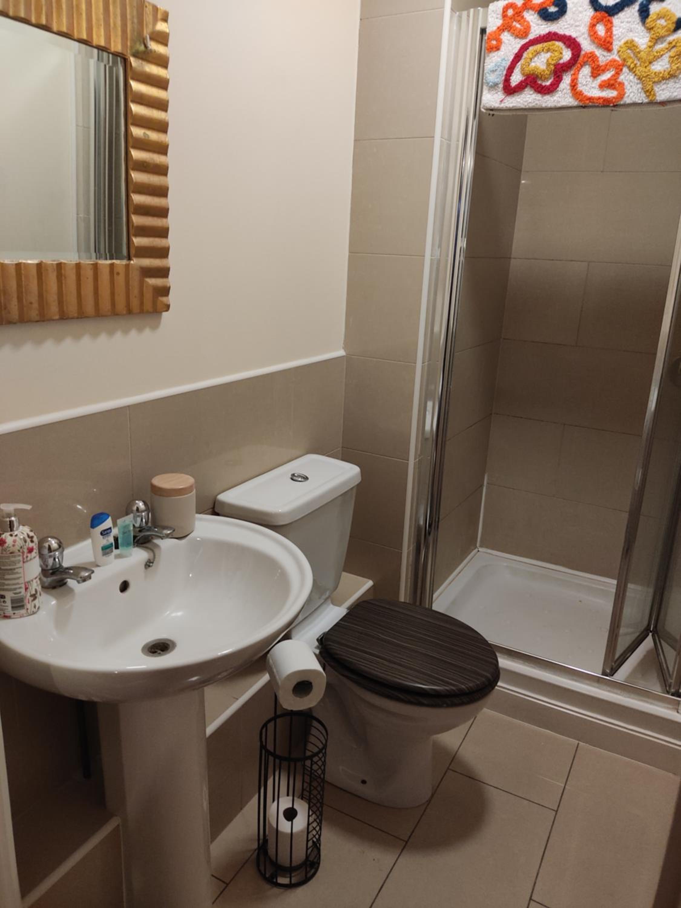 Swallows Nest - spacious bright double bedroom with ensuite bathroom