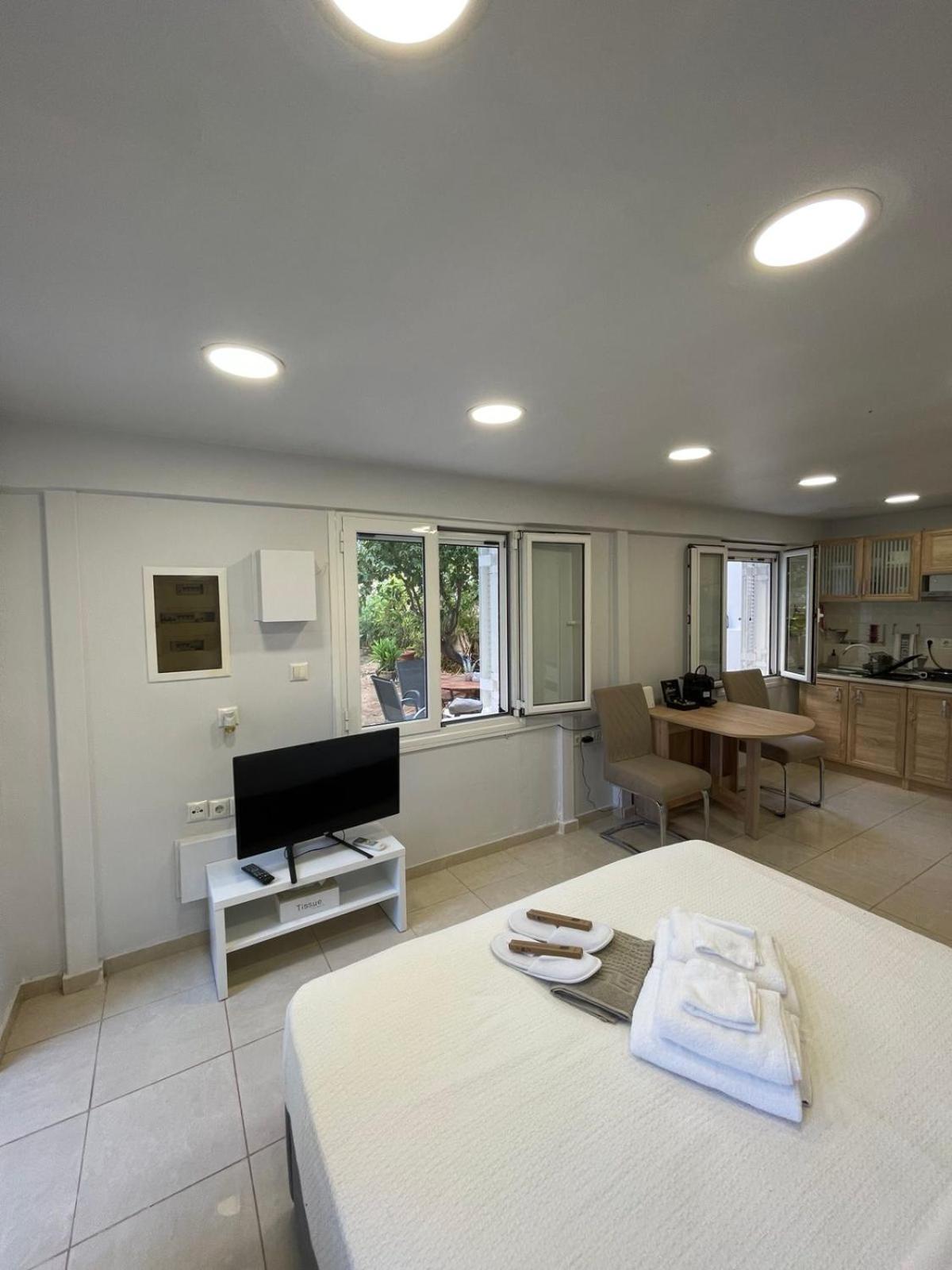 Vouliagmeni Vacations - Studio near the Beach - Property Image 4