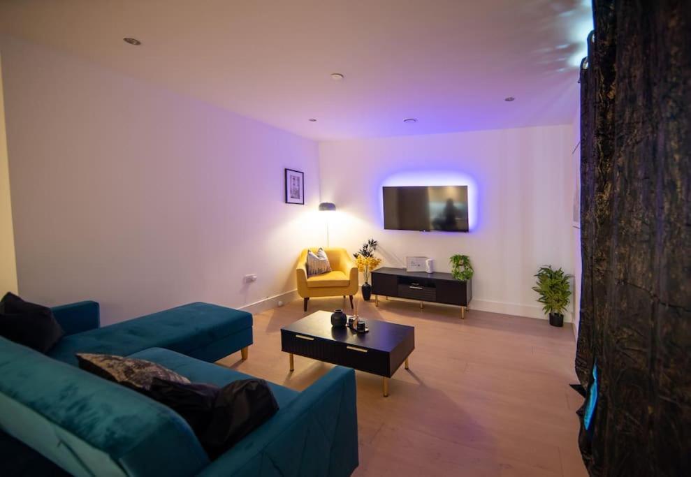 Runway Retreat, close to London Heathrow view 4