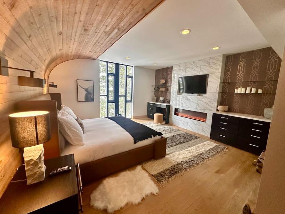 Gorgeous Mountain House with Sauna, Gym, Hot Tub view 4