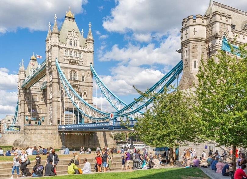 City 2 Bedroom Apartment London Tower Bridge with FREE Secure Gated Parking - Perfect for Long Stay