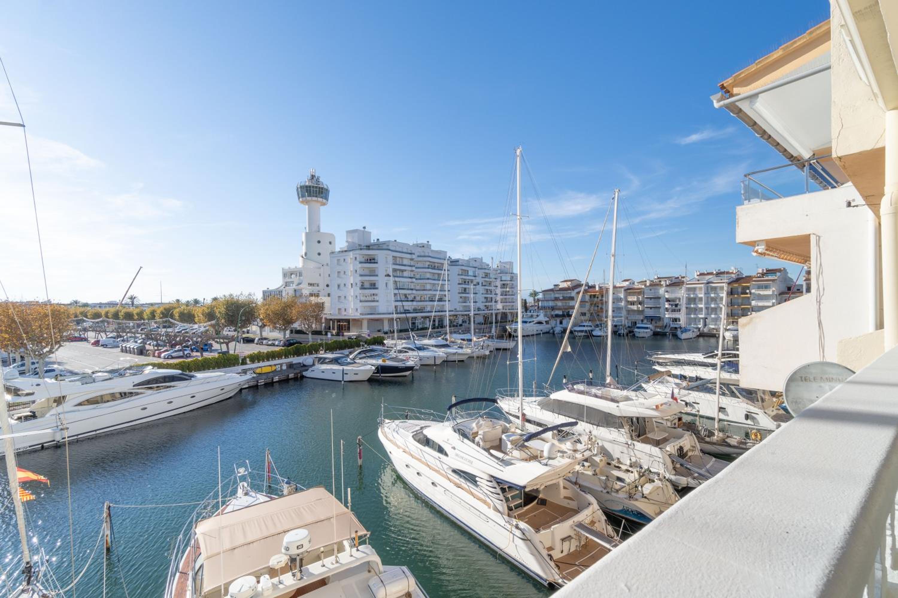 Moderno Apartamento Frente al Canal con Terrazas