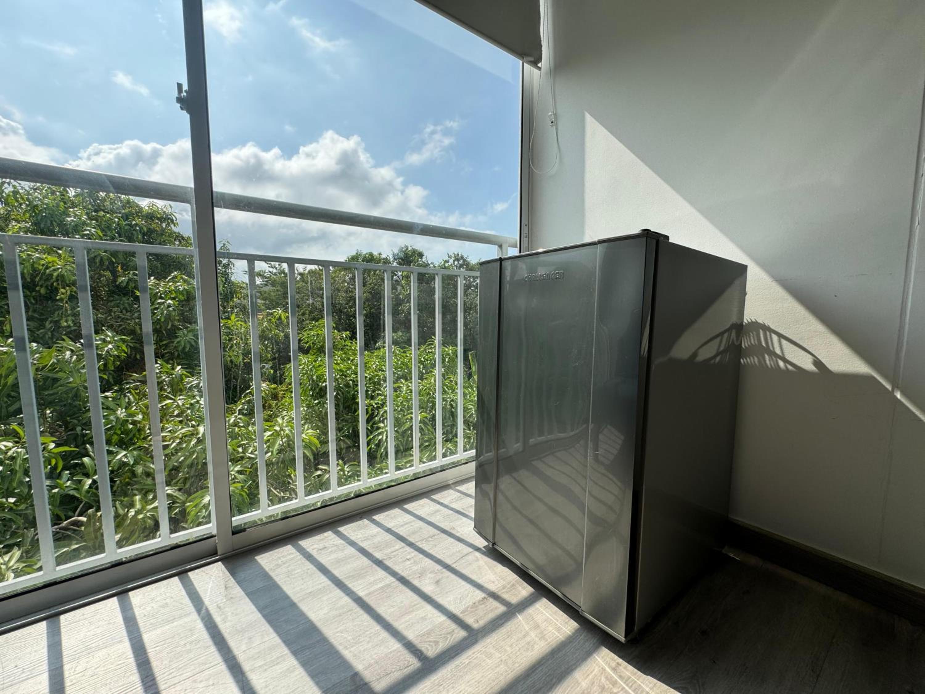 Apartamento moderno con vistas y piscina en la terraza, cerca de playas