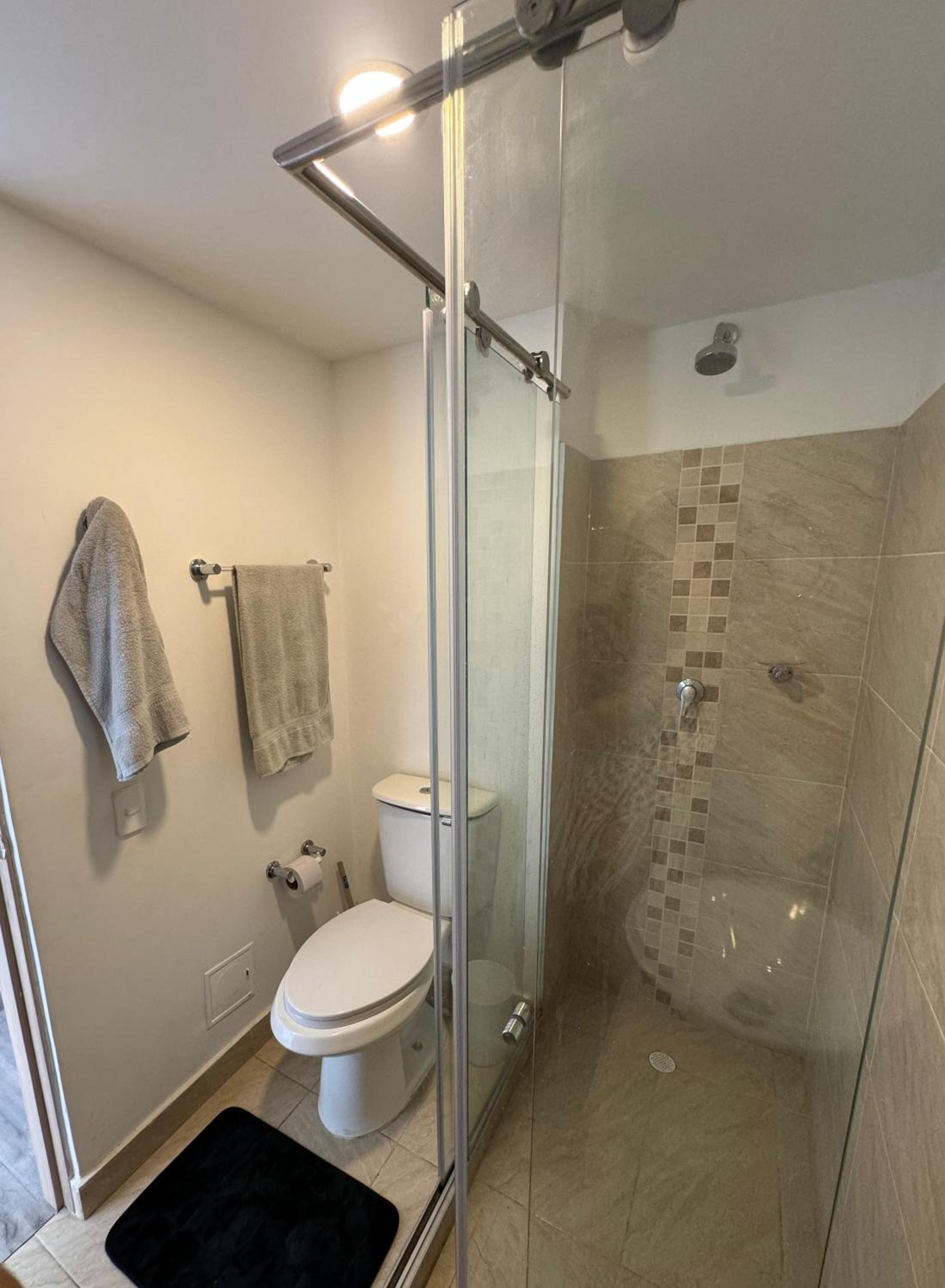 Apartamento moderno con vistas y piscina en la terraza, cerca de playas