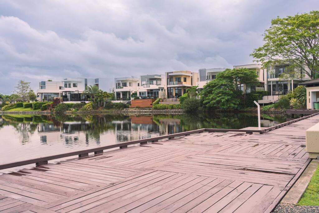 Lux Lakeside Apt - Gold Coast