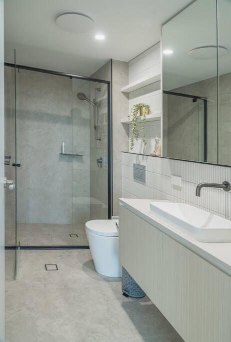 Lux Lakeside Apt - Gold Coast
