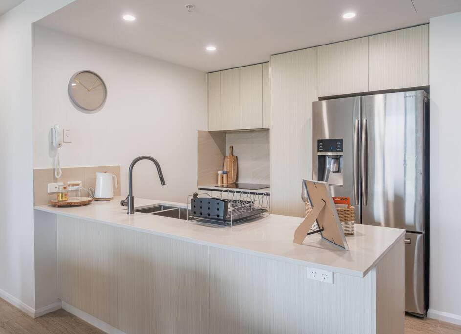 Lux Lakeside Apt - Gold Coast