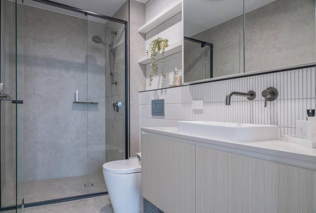 Lux Lakeside Apt - Gold Coast