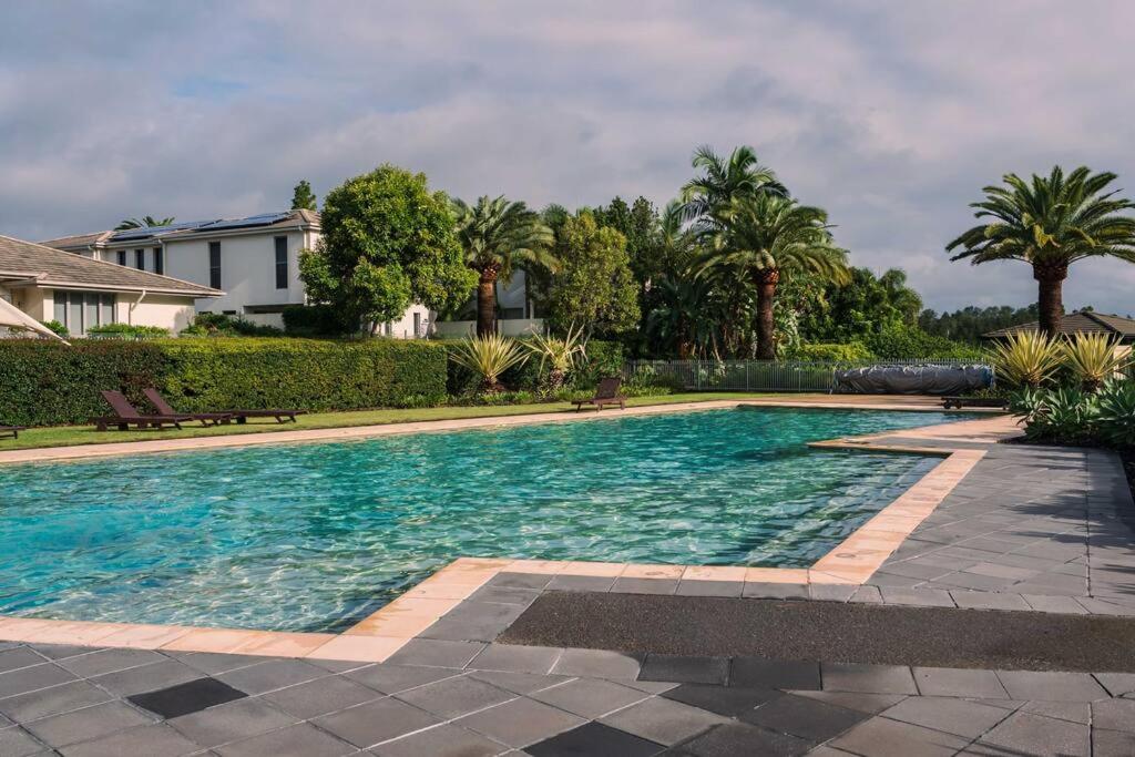 Lux Lakeside Apt - Gold Coast