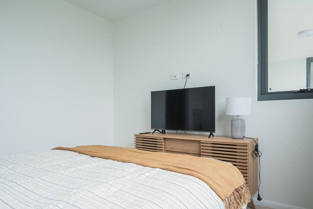 Lux Lakeside Apt - Gold Coast