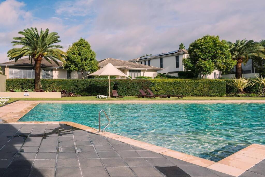Lux Lakeside Apt - Gold Coast
