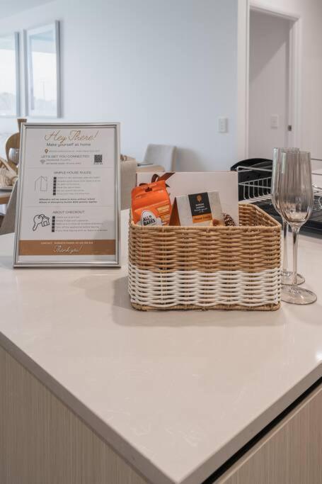 Lux Lakeside Apt - Gold Coast