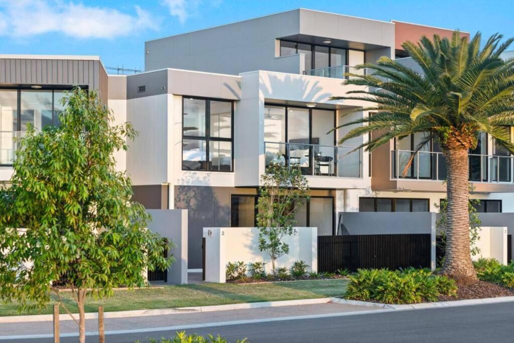 Lux Lakeside Apt - Gold Coast