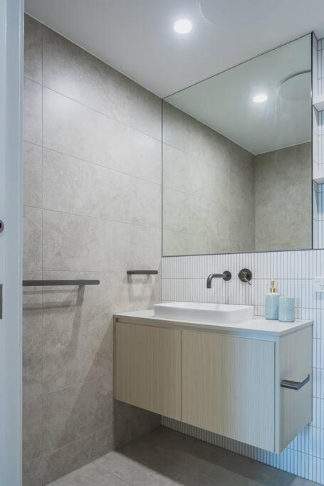 Lux Lakeside Apt - Gold Coast