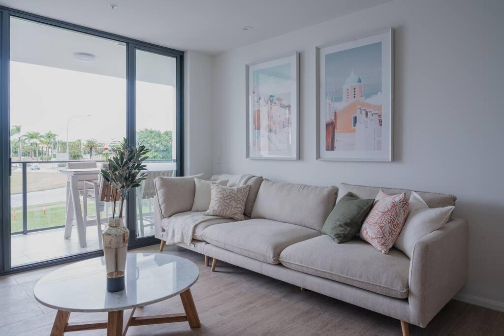 Lux Lakeside Apt - Gold Coast