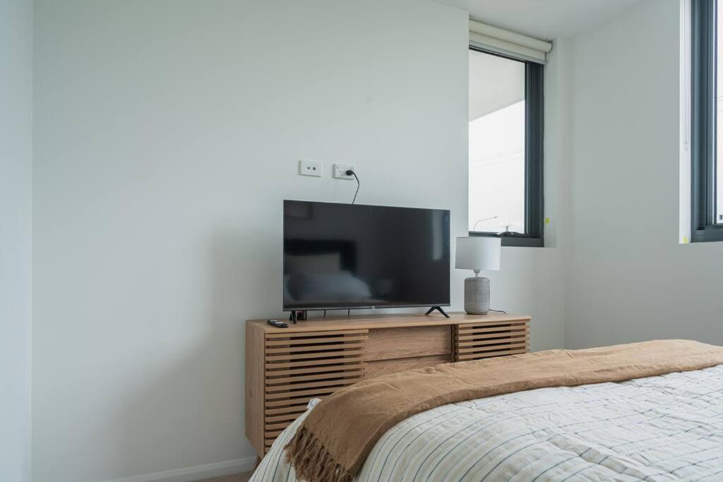 Lux Lakeside Apt - Gold Coast