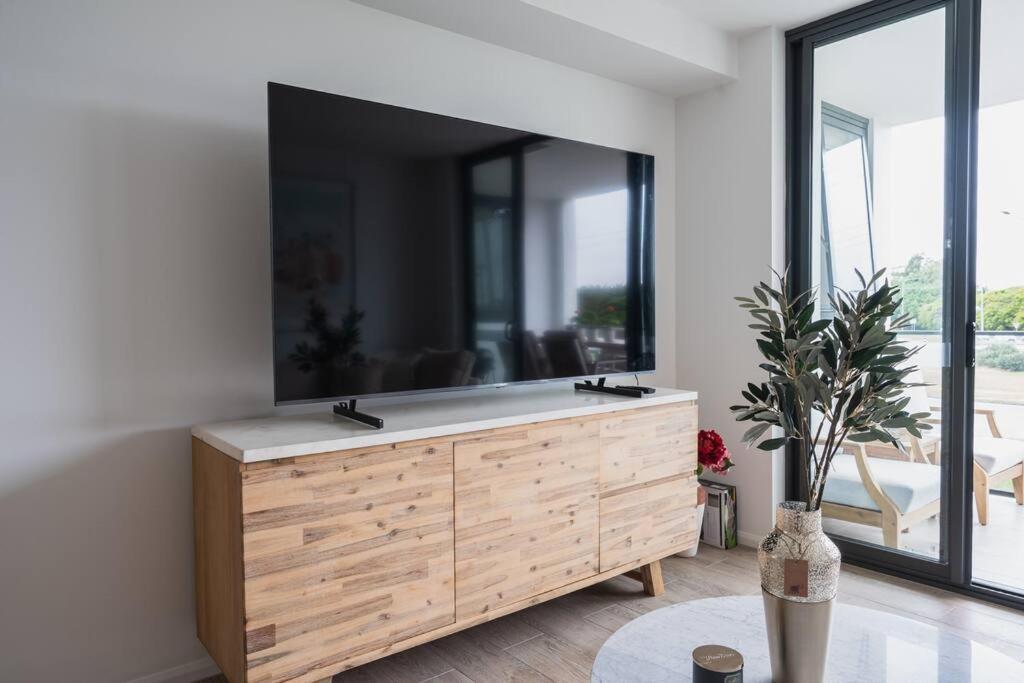 Lux Lakeside Apt - Gold Coast