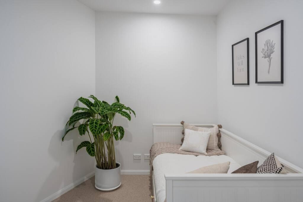 Lux Lakeside Apt - Gold Coast