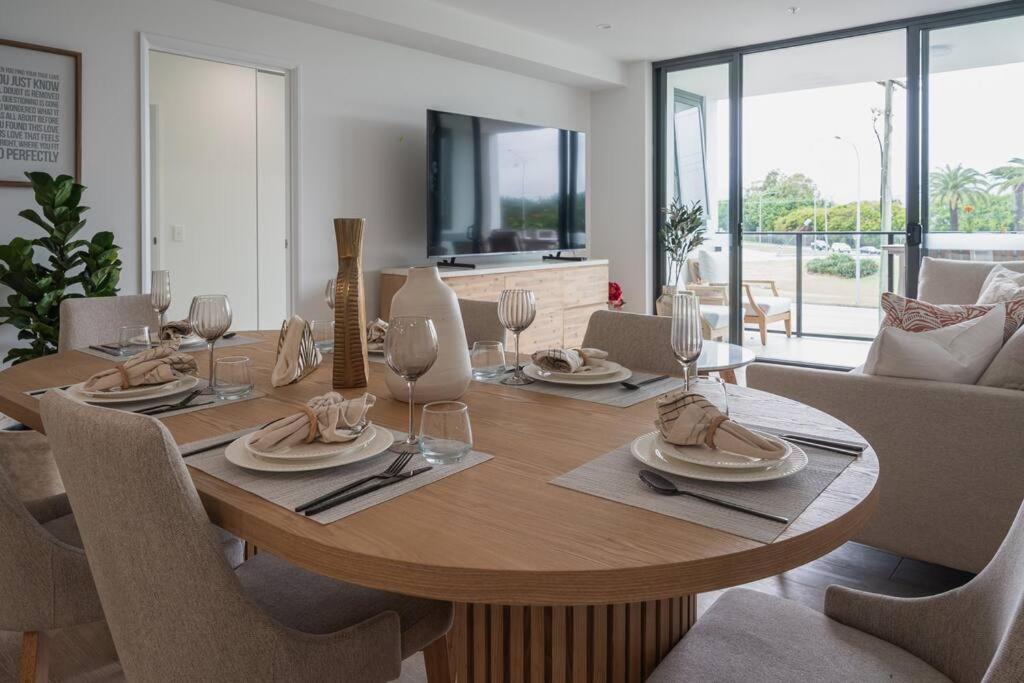 Lux Lakeside Apt - Gold Coast