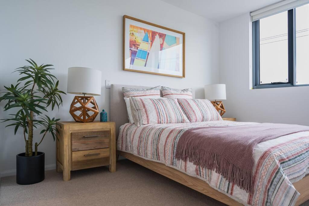 Lux Lakeside Apt - Gold Coast