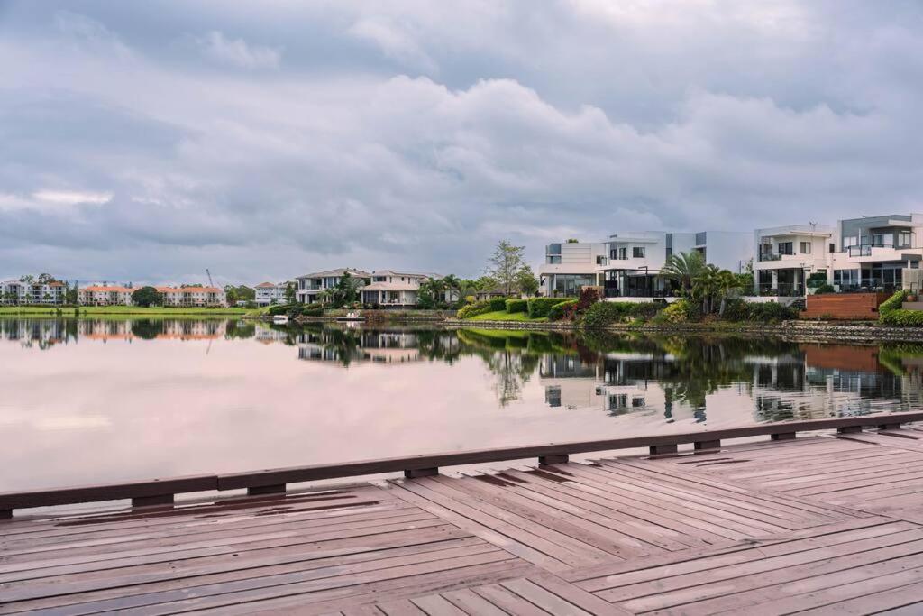 Lux Lakeside Apt - Gold Coast