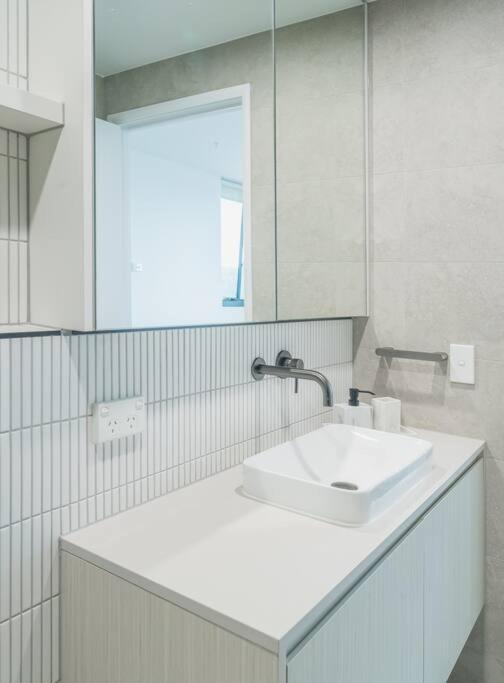 Lux Lakeside Apt - Gold Coast