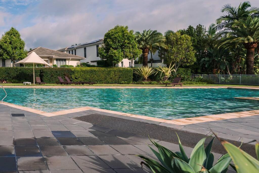 Lux Lakeside Apt - Gold Coast