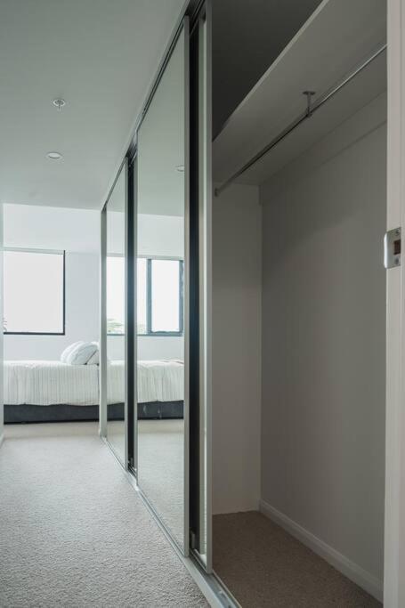 Lux Lakeside Apt - Gold Coast