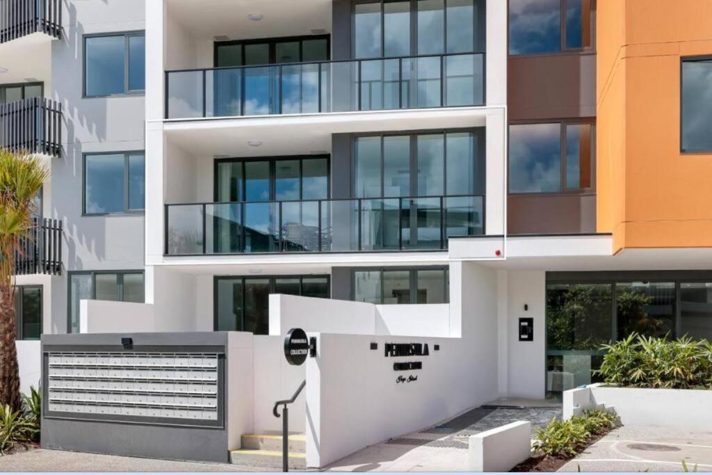 Lux Lakeside Apt - Gold Coast