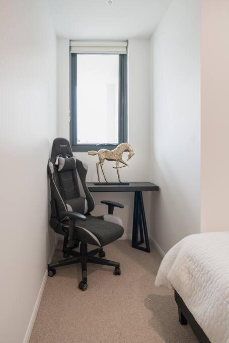 Lux Lakeside Apt - Gold Coast