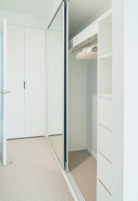 Lux Lakeside Apt - Gold Coast