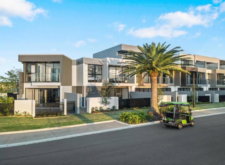 Lux Lakeside Apt - Gold Coast