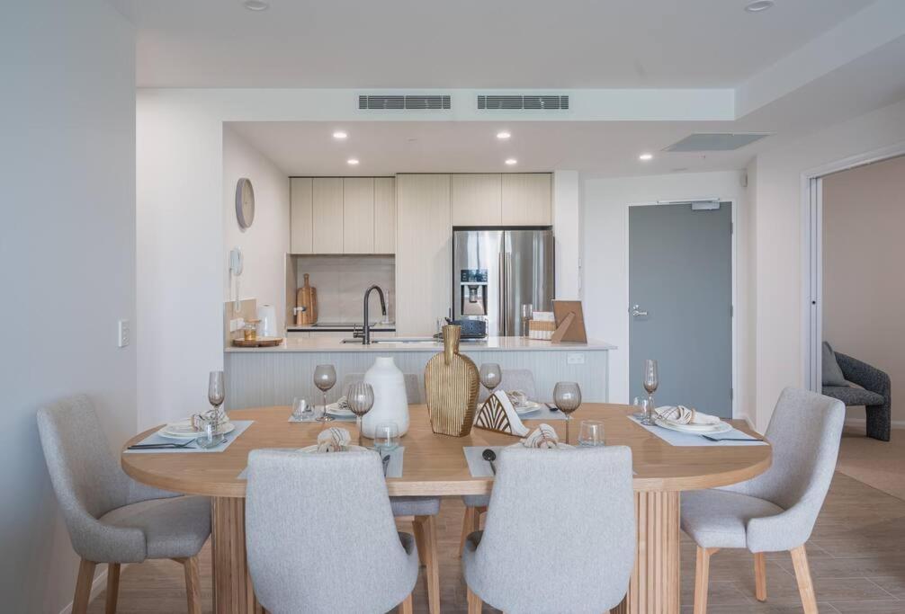 Lux Lakeside Apt - Gold Coast