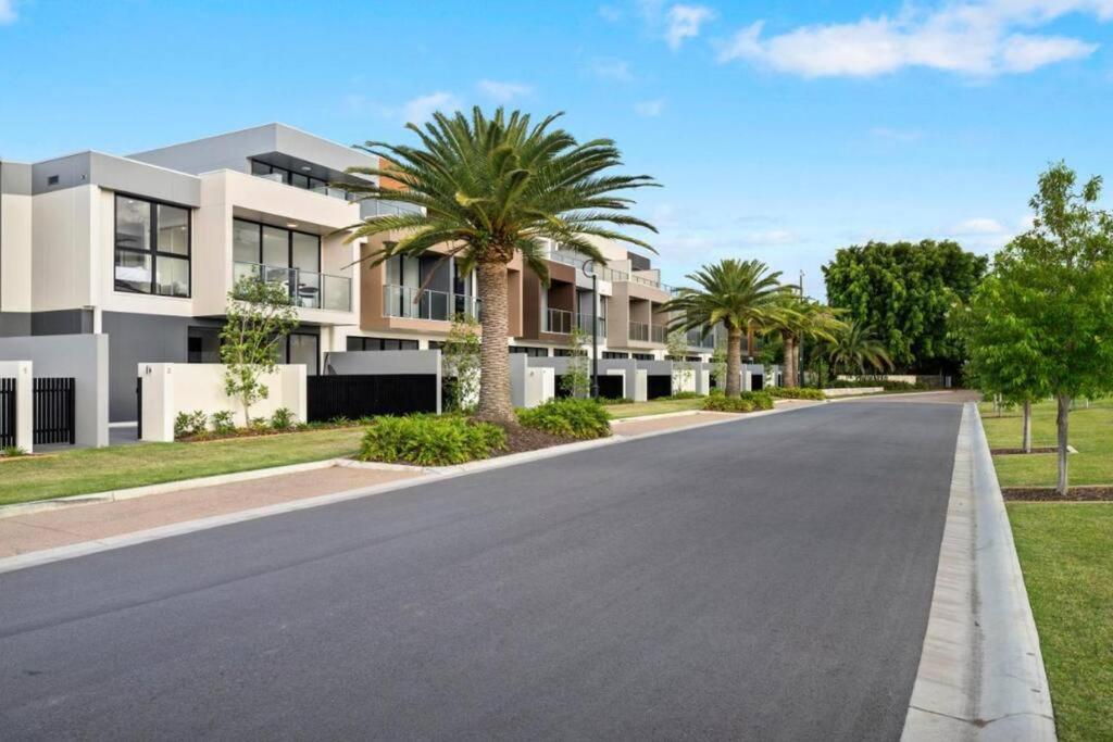 Lux Lakeside Apt - Gold Coast