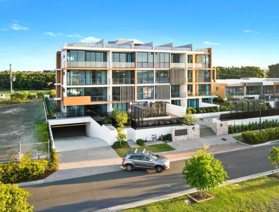 Lux Lakeside Apt - Gold Coast